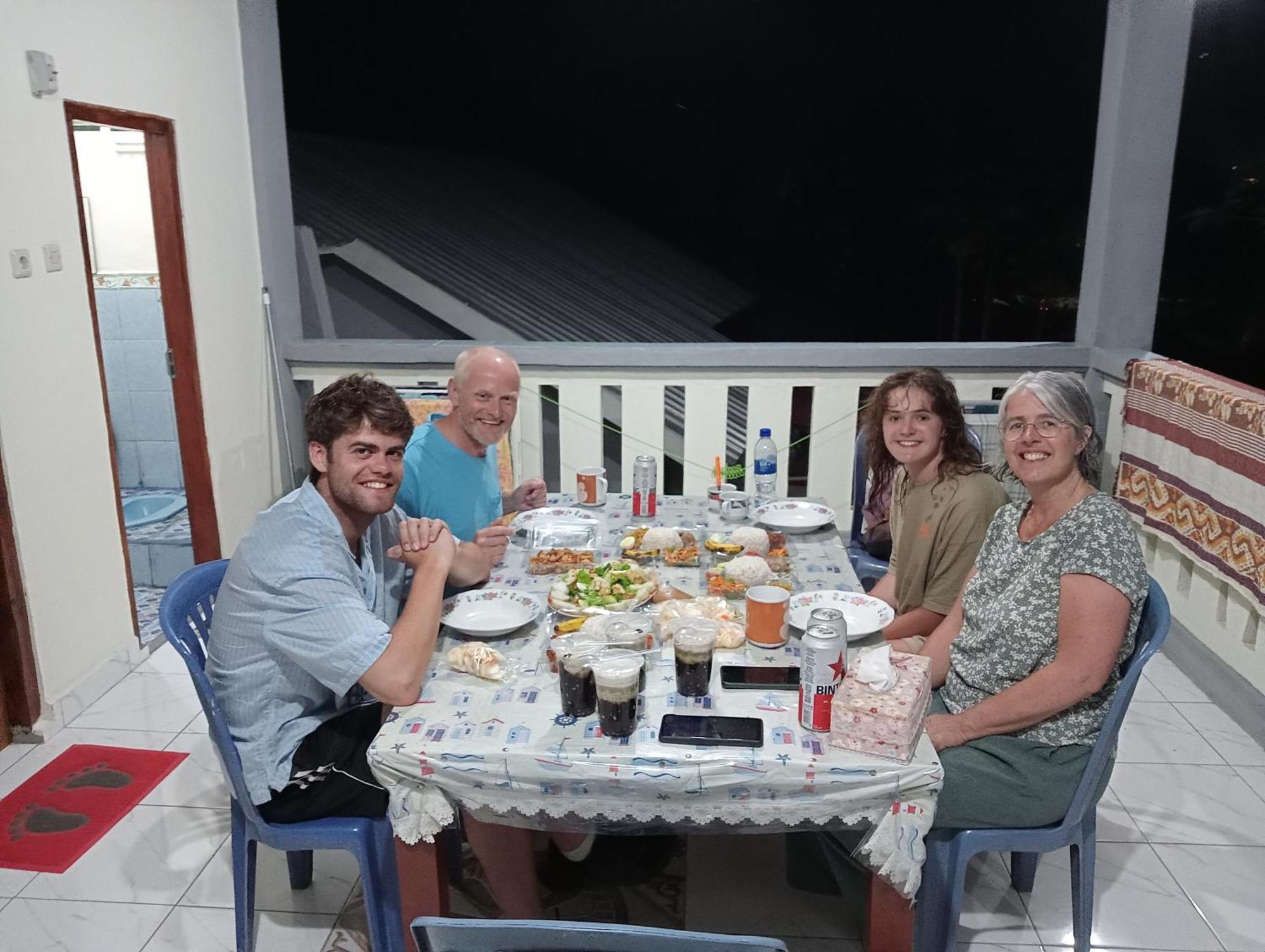 Yusilver Guest House Labuan Bajo Exterior foto